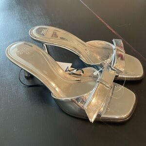 Zara Metallic w/ Bow and Block Heel Sandals NWT